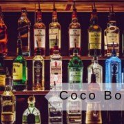 scritta coco bongo e bottiglie di alcolici