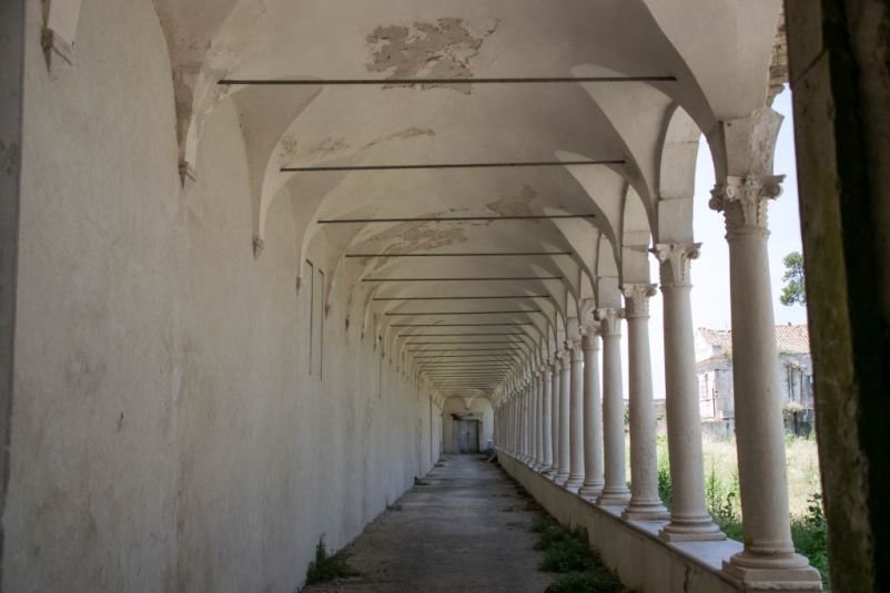 colonnato nell'isola di san Nicola