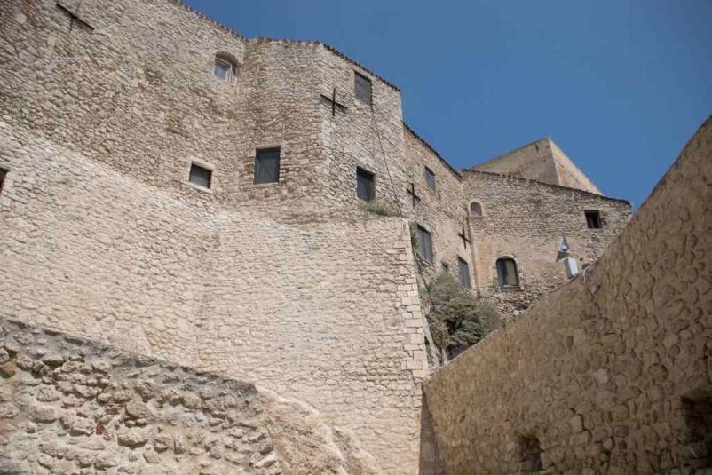 costruzioni verso la salita all'isola