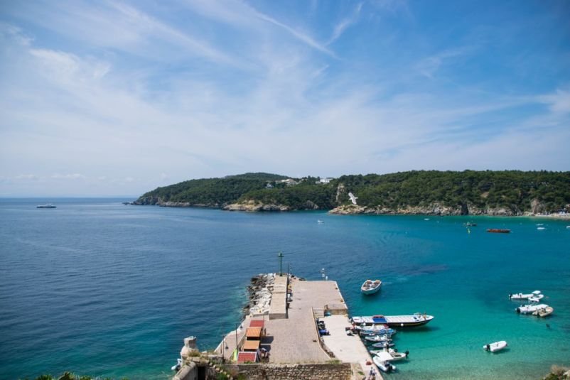 come raggiungere le isole tremiti e vedere il porticciolo con l'azzurro del mare in sottofondo