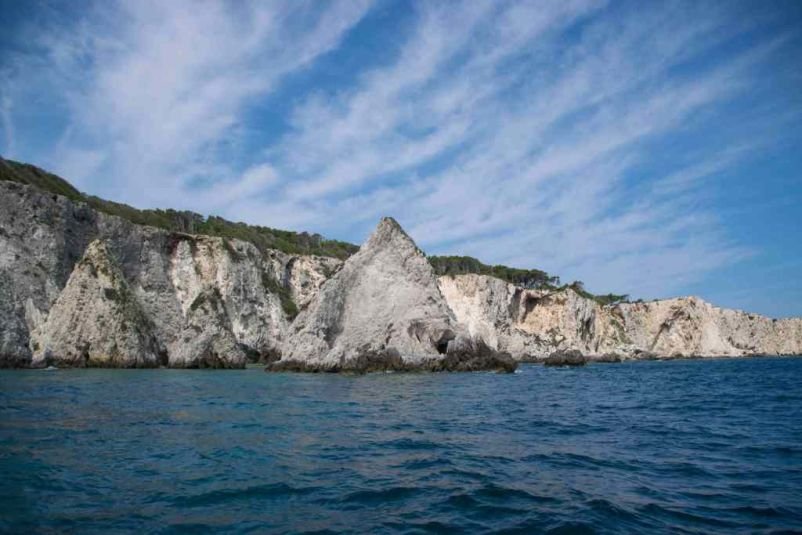 scogli particolari e scogliera bianca