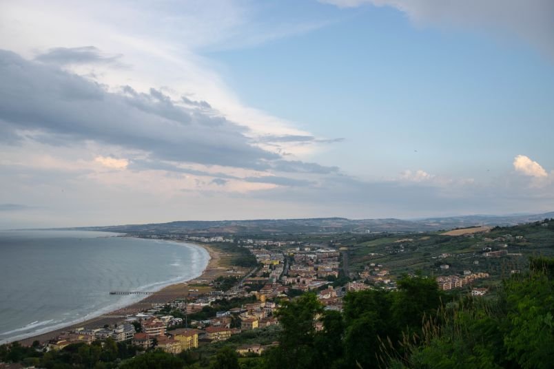 veduta di vasto e il suo litorale sabbioso