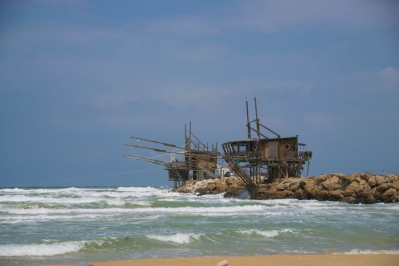 un trabocco lungo la costa dei trabocchi e dintorni