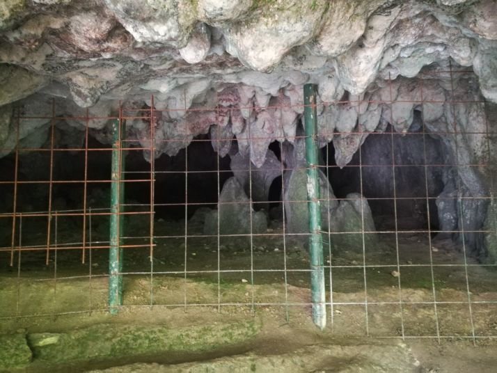 La grotta con protuberanze rocciose