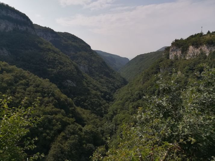 La valle che circonda il borgo di Molina, cascate del Molina e dintorni